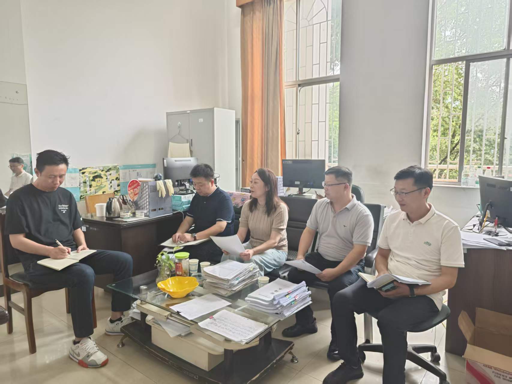 20260904雷校长带领教务处进行开学工作布置及检查.jpg